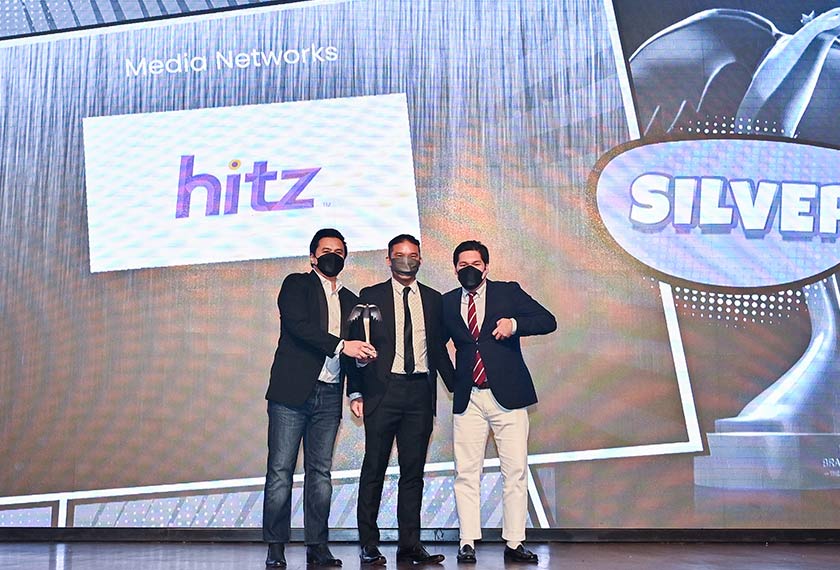 Penyampai HITZ, Ean (kiri) dan Arnold (kanan) menerima Perak bagi kategori Rangkaian Media pada Anugerah Putera Brand 2021 - Foto Astro