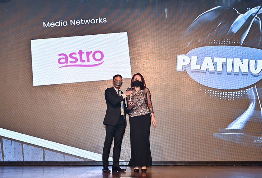 Pengarah Pemasaran dan Komunikasi Kumpulan Astro, Tammy Toh mewakili Astro untuk menerima Platinum pada Anugerah Putra Brand 2021. - Foto Astro