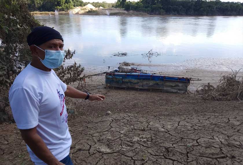 Fenomena ni berlaku sejak dua tahun kebelakangan ini apabila kawasan tebing dipenuhi selut dan lumpur, sekali gus menjadi antara punca Sungai Pahang di sini semakin cetek. - Foto Astro AWANI