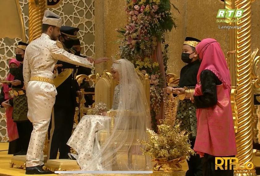 Sultan Brunei menapakkan tangan pengantin lelaki ke atas jemala anakandanya sambil diiringi selawat yang dibacakan oleh Mufti Kerajaan Pehin Datu Seri Maharaja Ustaz Awang Abdul Aziz Juned. - Foto RTB