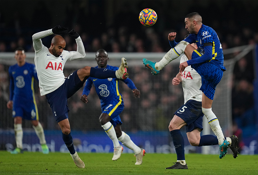 Pemain Chelsea Hakim Ziyech (kanan) berebut bola dengan pemain Tottenham Lucas Moura ketika perlawanan EPL antara Chelsea dan Tottenham Hotspur di Stadium Stamford Bridge, London, 23 Jan 2022. (Foto AP)
