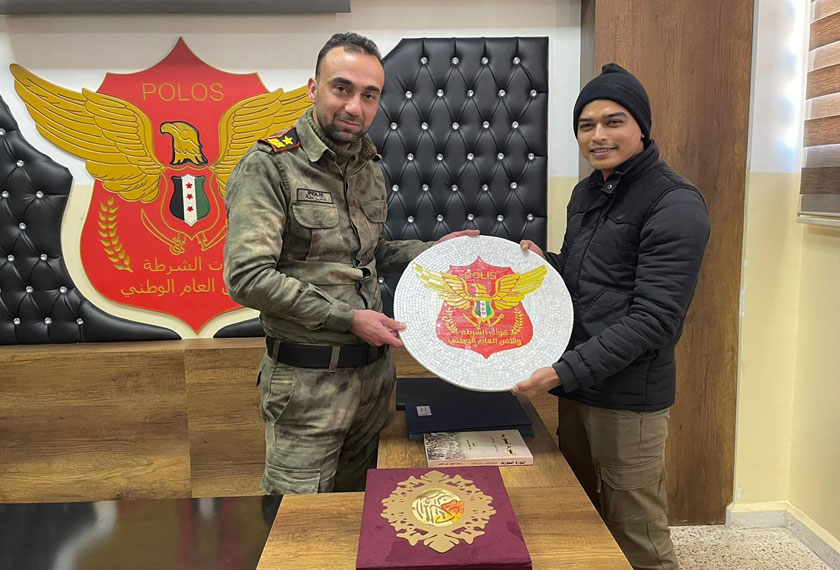  Cenderahati yang diterima wartawan Afiezy Azaman bagi pihak Astro AWANI daripada Kolonel Youssef. - Astro AWANI