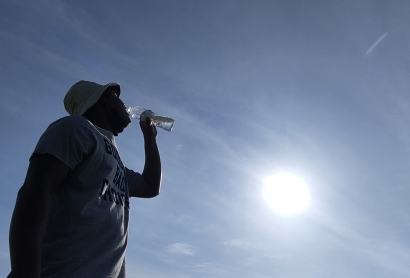 Para petani perlu membawa dan meminum air dalam jumlah lebih daripada sebelum ini bagi mengelak dihidrasi. - Astro AWANI