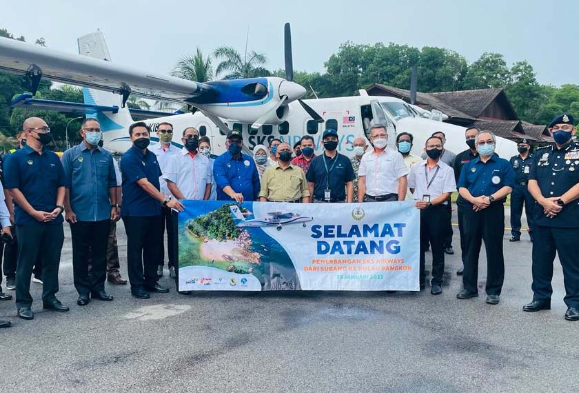 Datuk Seri Saarani Mohamad (enam dari kanan) menghadiri Majlis Sambutan SKS Airways Inaugural Flight Subang - Pangkor di Padang Terbang Pulau Pangkor, pada Selasa.