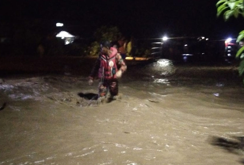  Anggota dari BBP Keningau telah dihantar ke tempat kejadian sebelum memulakan operasi memindahkan mangsa banjir. - Foto Ihsan JBPM Sabah