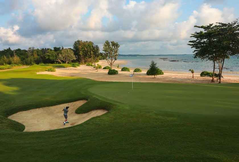 A round of golf accompanied by soothing wave-splashing in the background, it can’t get any better than this!