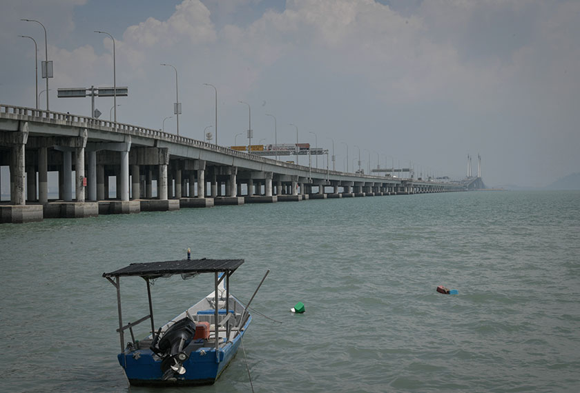 Pemandangan di ruang udara sebahagian negeri Pulau Pinang kelihatan kabur ketika tinjauan semalam. --fotoBERNAMA