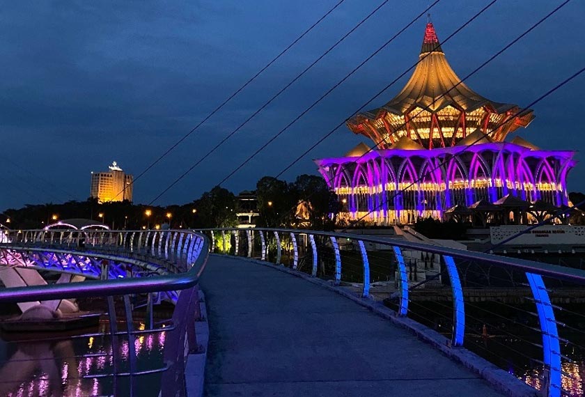 Merupakan mercu tanda baharu di Tebingan Kuching sekali gus pelengkap kepada bandara raya itu.