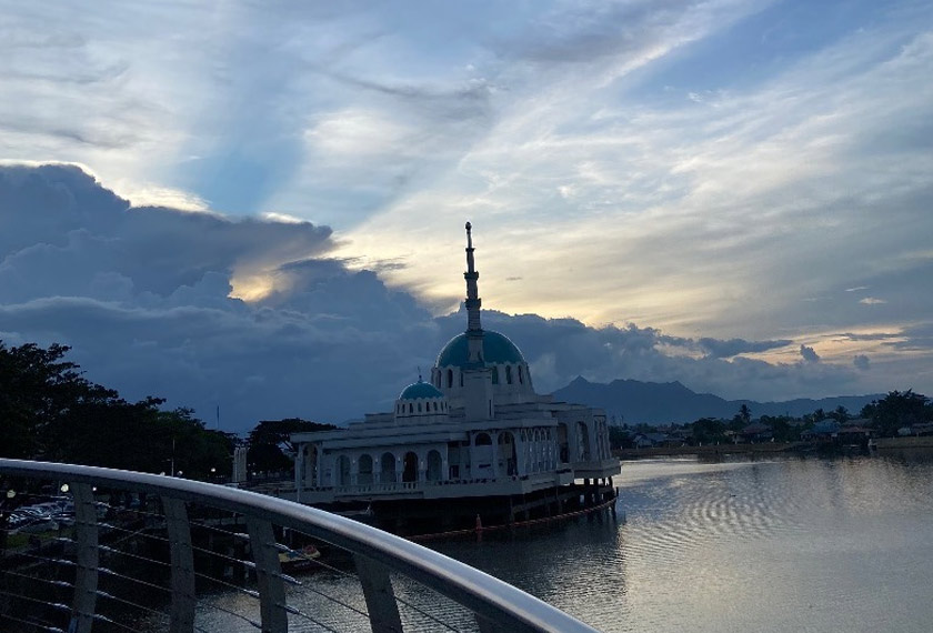 Masjid Terapung di tebing Sungai Sarawak dikala senja menjelma. FOTO - Astro AWANI/Saraya Mia