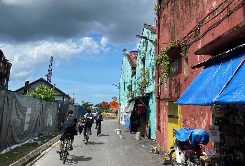 Perjalanan menelusuri laluan tersembunyi di bandar lama Kuching. FOTO - Astro AWANI/Saraya Mia