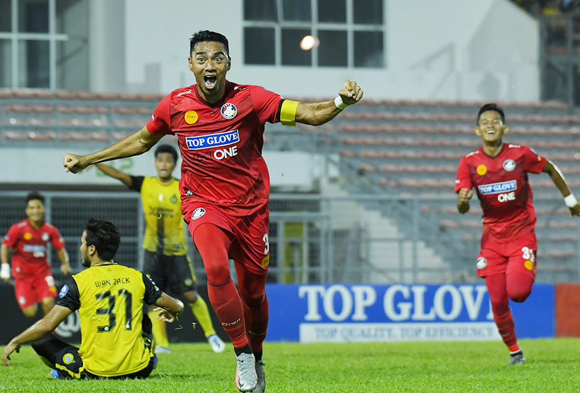 Pemain PDRM FC Mohd Azmi Muslim meraikan kejayaan selepas melakukan jaringan gol ketika menentang pasukan Perak FC pada perlawanan Liga Super Malaysia 2022 di Stadium Bolasepak Kuala Lumpur Cheras malam tadi. --fotoBERNAMA