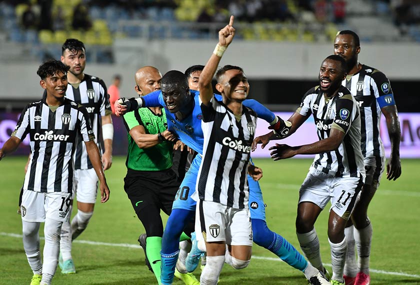 Penjaga gol Sri Pahang FC Mamadou Samassa (jersi biru) tidak berpuas hati terhadap Mohamad Faisal (tiga, kanan) yang berjaya menyempurnakan sepakan penalti pada saingan Liga Super Malaysia 2022 di Stadium Sultan Mizan Zainal Abidin malam tadi. --fotoBERNAMA