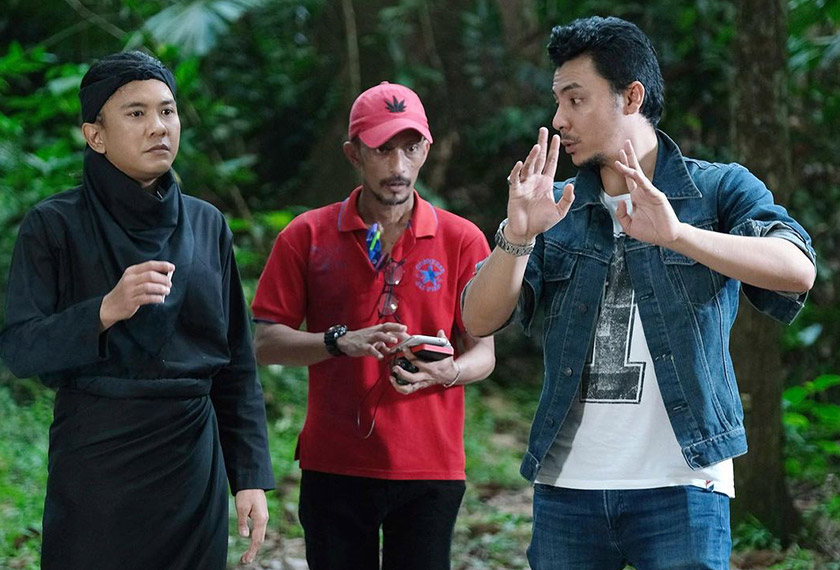 Syamsul Yusof (kanan) di lokasi penggambaran filem Mat Kilau. Di sebelah kiri ialah Beto Kusyairy.