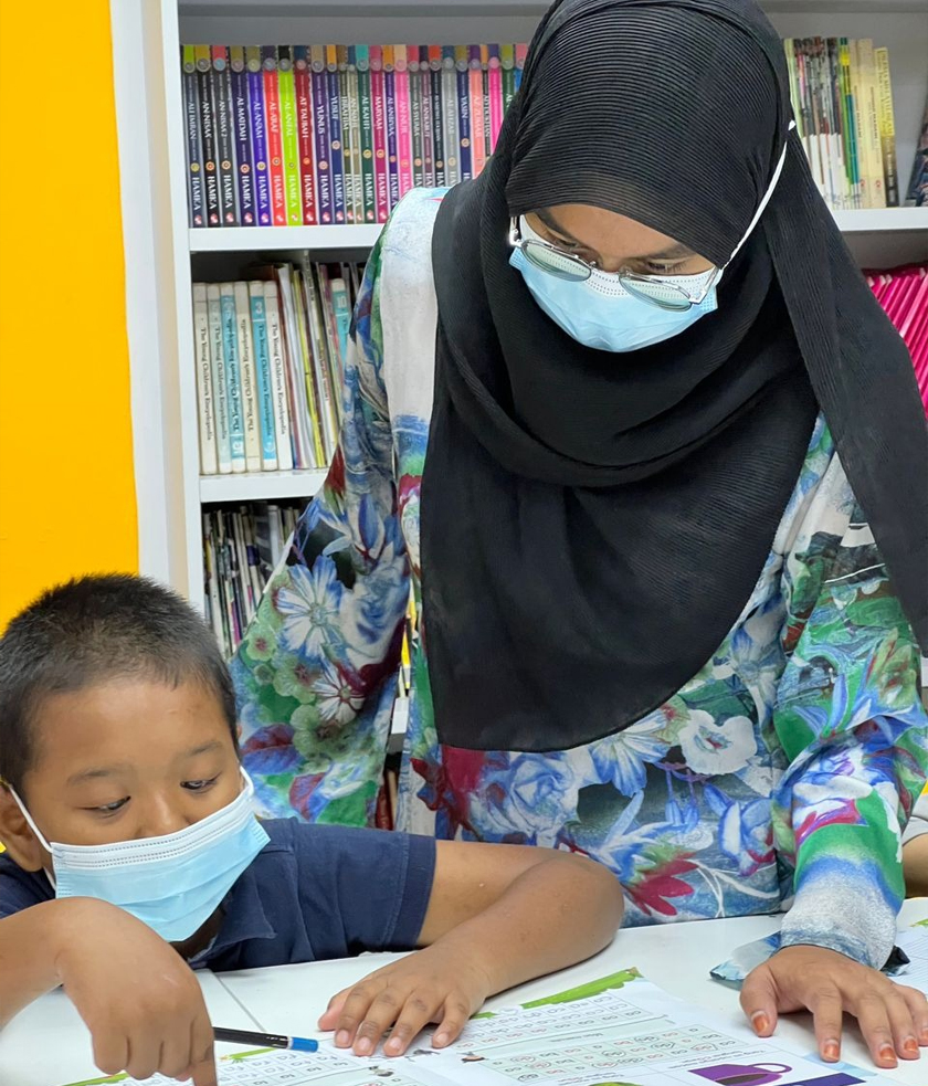  Guru lantikan AYG mengadakan sesi pengajaran dan pembelajaran secara ‘one on one’ dengan pelajar di Etiqa Care Centre. - Etiqa