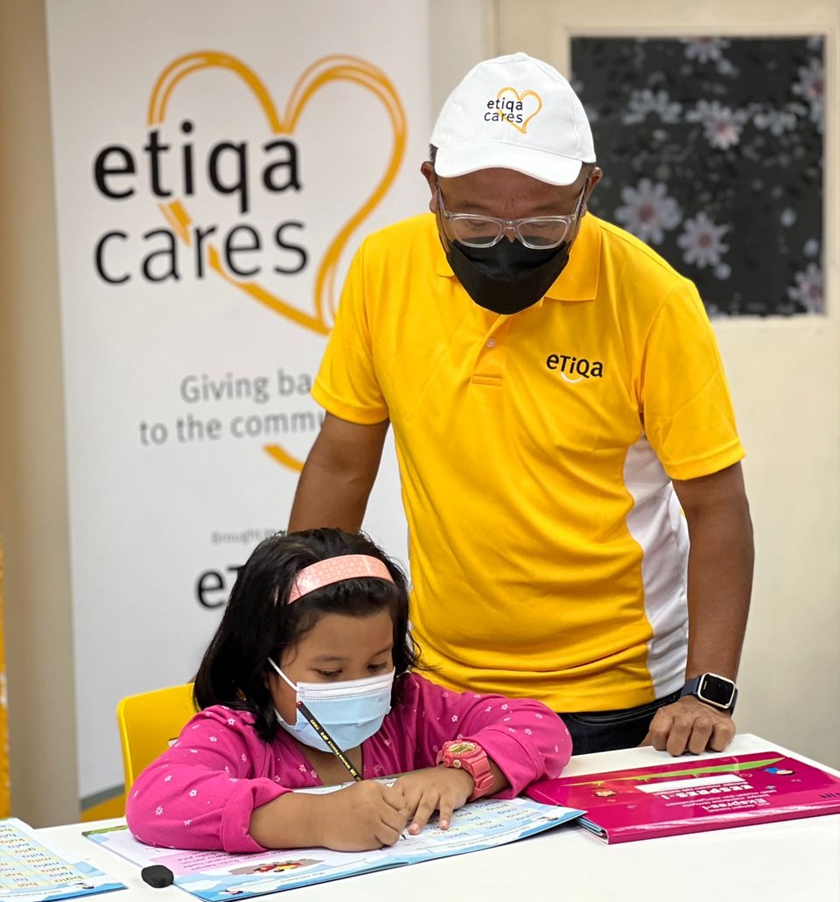 Ketua Pegawai Eksekutif Etiqa General Insurance Berhad Fukhairudin Mohd Yusof  memberikan tunjuk ajar kepada pelajar didikan AYG. - Etiqa