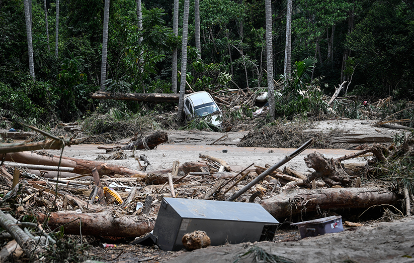 Keadaan sebuah kereta musnah dibawa arus sungai di Kampung Iboi selepas Baling dilanda banjir petang Isnin, ketika tinjauan semalam. --fotoBERNAMA