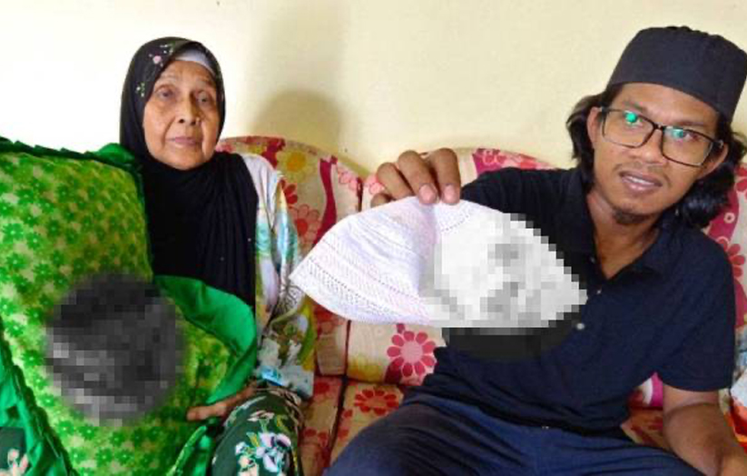 Mohamad Nizam Mohamad, 34, (kanan) dan Zakiah Deraman, 76, (kiri) menunjukkan kesan darah mangsa pada kupiah dan bantal mangsa.