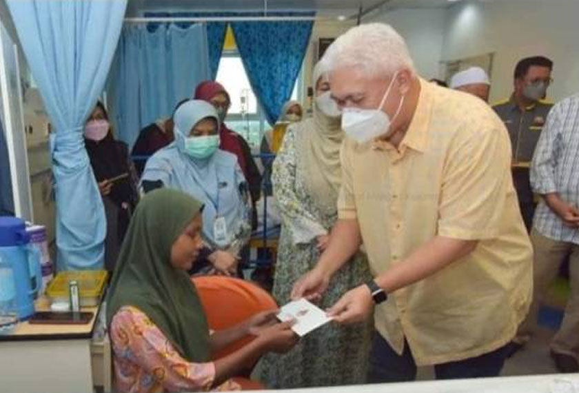 Tengku Mohamad Rizam menyampaikan zakat kepada Rohaya ketika lawatannya pada Rabu.