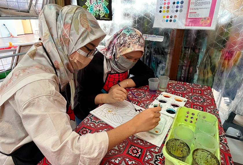 Ainna Artwork, which has been operating at the Central Market aims to give city dwellers the opportunity to try batik drawing or painting, besides preserving the heritage art. - BERNAMA