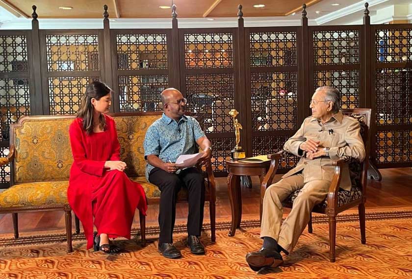 Tun Dr Mahathir Mohamad diwawancara oleh Saharudin Musthafa dan Faye Kwan di pejabat Yayasan Kepimpinan Perdana, Putrajaya.