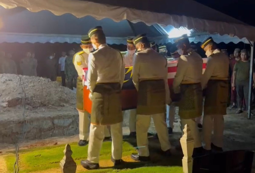 Jenazah Sarjan Mohd Kamal selamat dikebumikan mengikut istiadat pengkebumian Angkatan Tentera Malaysia (ATM), di Tanah Perkuburan Islam Raudhatul Solihin Taman Kelisa, Sungai Petani, malam tadi. - Foto Astro AWANI