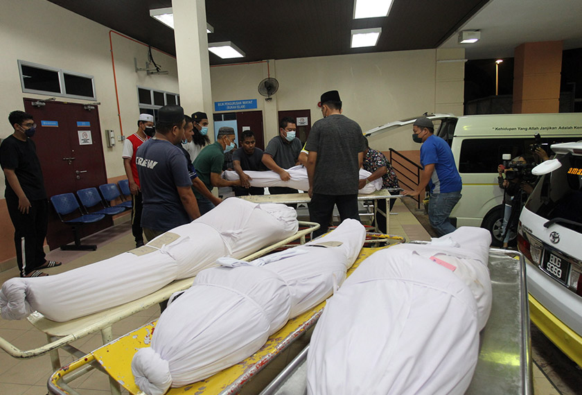 Jenazah empat sekeluarga yang terlibat dalam kemalangan tujuh kenderaan dituntut keluarga terdekat di perkarangan Jabatan Forensik Hospital Raja Perempuan Bainon, Ipoh, 13 Julai 2022. --fotoBERNAMA