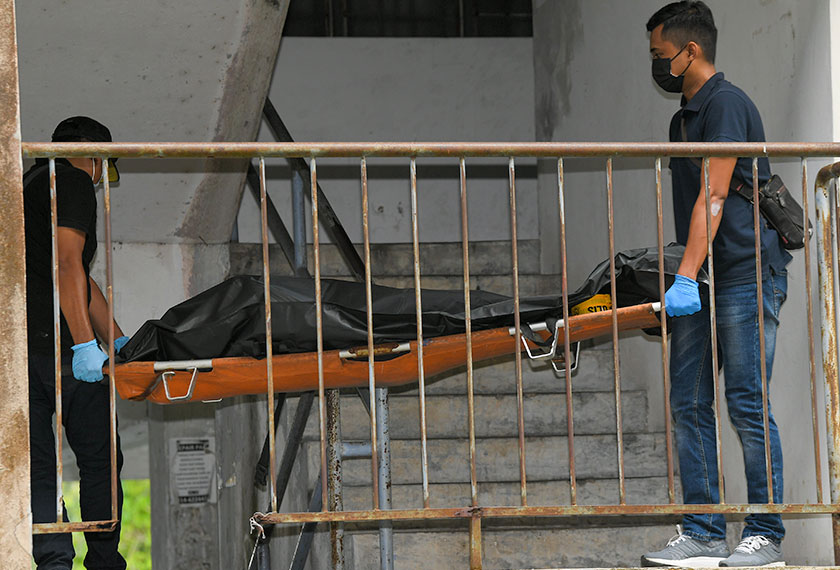 Anggota Polis Diraja Malaysia (PDRM) mengusung mayat seorang lelaki ditemui mati dipercayai dipukul isterinya di Flat Nipah, Taman Daya pagi tadi. - Foto BERNAMA