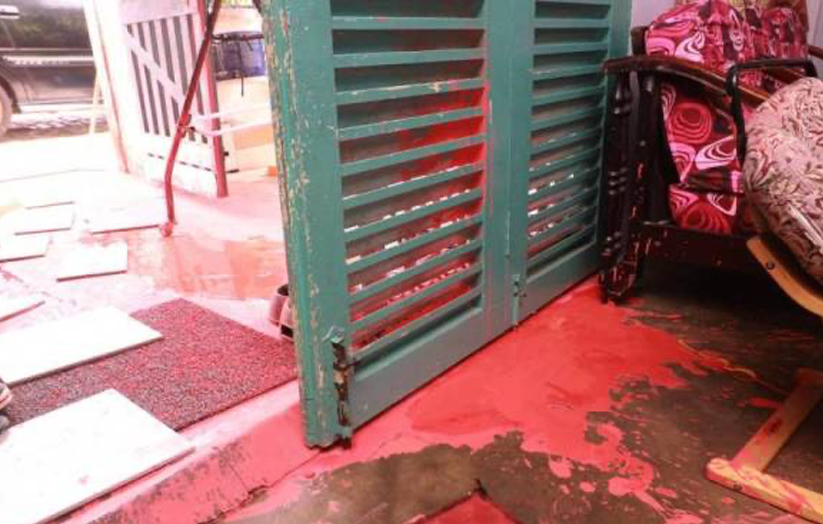 Kediaman Nurul Aisyah yang disimbah cat merah dipercayai dilakukan oleh ah long.