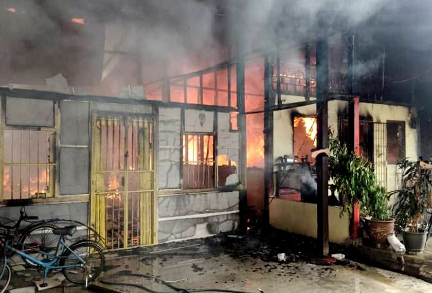 Deretan lima rumah penduduk di Jalan Pantai, Kuala Kurau terbakar pada Sabtu. - Foto JBPM