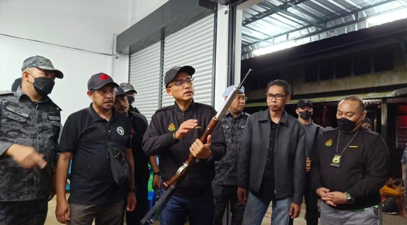 Turut dirampas lima laras senapang angin bersama peluru bebola besi yang dipercayai digunakan untuk menembak ikan.