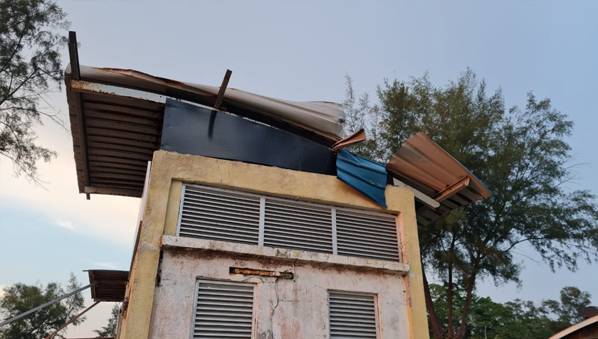 Bumbung kios perniagaan yang seperti terabai dan tidak diselenggara dengan baik.