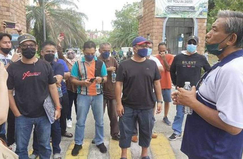 Sebahagian pemilik berkumpul di hadapan pintu masuk BGRC di sini bagi mendapatkan penjelasan pihak pengurusan berhubung jangkaan pembukaan semula taman teman itu selain tindakan untuk membaiki dan menyelenggara unit pangsapuri yang terbiar.