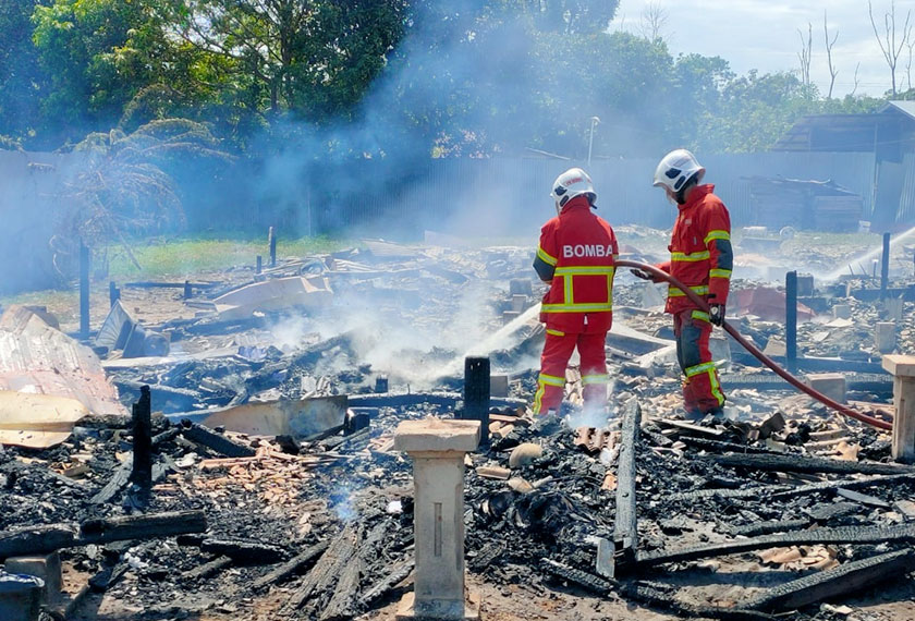  Pihak bomba menghadapi kesulitan kerana ketiadaan pili bomba dan terpaksa menggunakan air dari sungai berhampiran sejauh 300 meter dari lokasi kebakaran. - Foto Astro AWANI