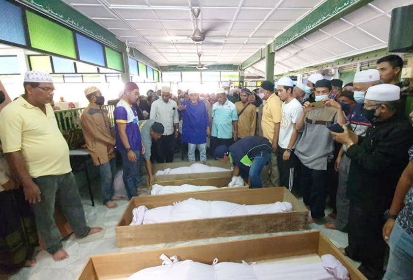 Suasana pilu menyelubungi ruang masjid apabila anak mangsa dan ahli keluarga yang lain tidak dapat menahan perasaan sebaik menatap wajah kesemua mangsa buat kali terakhir. - Foto Astro AWANI