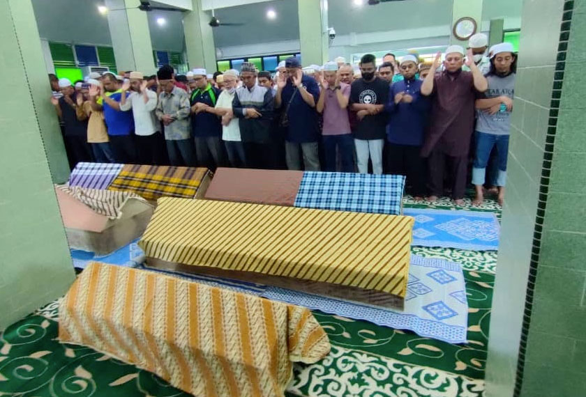 Jenazah yang sudah siap dikafankan disembahyangkan selepas solat zohor sebelum dikebumikan.  - Foto Astro AWANI