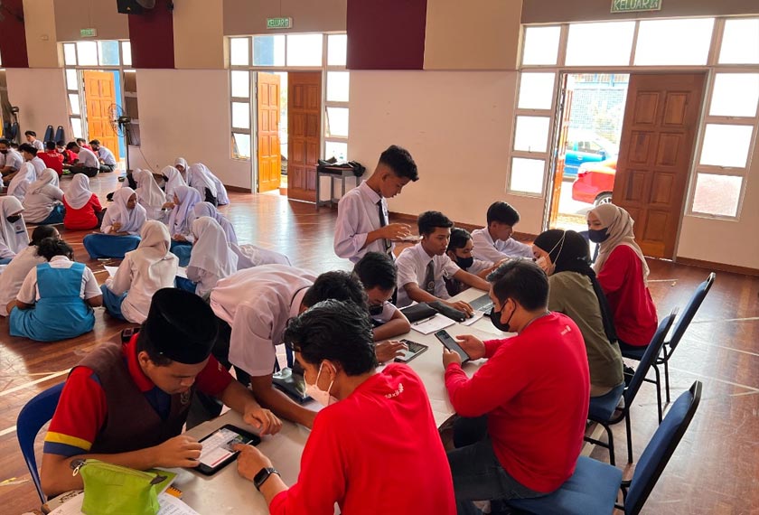 Antara pelajar SMK Taman Scientex, Pasir Gudang yang mendaftar di portal eKelas. - Foto Maxis