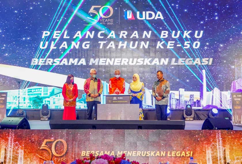 Pelancaran Buku 50 Tahun UDA yang mengabadikan perjalanan, kejayaan dan transformasinya mencorak negara. - Foto UDA