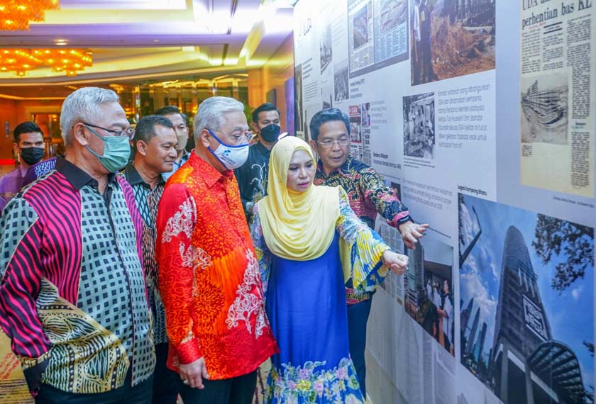 Dari kiri depan: Menteri Pembangunan Usahawan dan Koperasi, Tan Sri Noh Omar; Perdana Menteri, Datuk Seri Ismail Sabri Yaakob dan Pengerusi UDA, Datuk Norliza Abdul Rahim. - Foto UDA