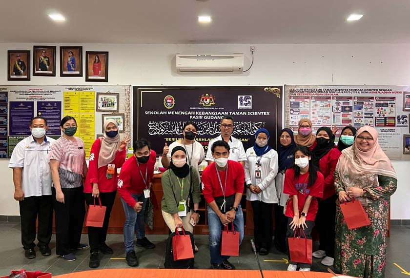 Warga SMK Taman Scientex dan sukarelawan Maxis mSquad pada siri jelajah pertandingan Bahasa Inggeris eKelas HIP Storyfest. - Foto Maxis