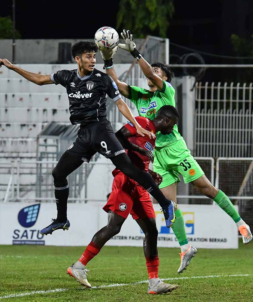 Percubaan gol oleh pemain TFC II Wan Mohamad Fazli Wan Ghazali (kiri) digagalkan penjaga gol PDRM FC Muhammad Firdaus Irman Mohd Fadhil pada aksi Liga Premier Malaysia 2022 di Stadium Sultan Ismail Nasiruddin Shah, Kuala Terengganu, malam tadi. --fotoBERNAMA