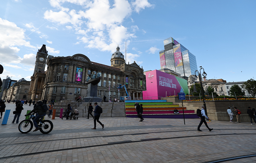 Keindahan di sekitar Dataran Victoria yang dikelilingi bangunan gaya seni bina Revival Klasik memukau setiap penunjung yang hadir ke temasya Sukan Komanwel Birmingham 2022. --fotoBERNAMA