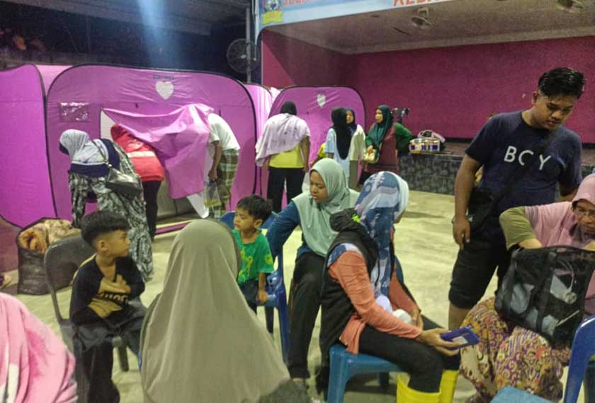 Sebahagian mangsa yang dipindahkan ke PPS Dewan Haji Hassan Samah sejak jam 10 malam Khamis. -Astro AWANI