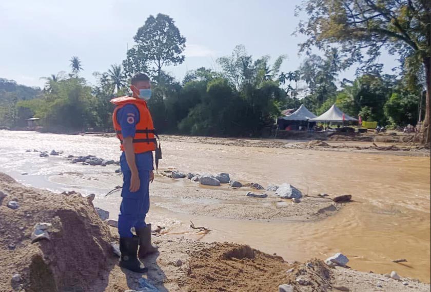 300 penduduk daripada 75 keluarga terjejas apabila air setinggi 0.5 memasuki rumah mereka. - Foto Astro AWANI