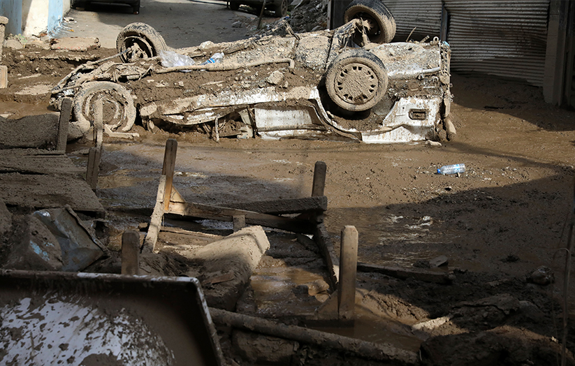 Sebuah kereta musnah tersangkut dalam lumpur selepas banjir kilat di barat laut Tehran, Iran, 28 Julai 2022. (Foto AP)