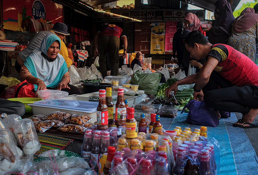   Orang ramai berkunjung ke Pasar Pagi Kelantan, Pantai Dalam seawal 7 pagi bagi membeli makanan dari negeri Cik Siti Wan Kembang itu. - Foto BERNAMA