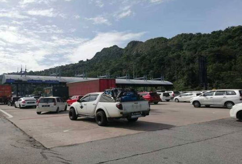 Warga kota mengambil peluang cuti panjang hujung minggu dan cuti persekolahan untuk bercuti dan pulang ke kampung.  - Foto Sinar Harian