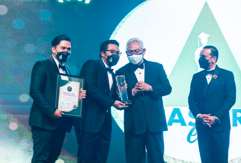 Majlis penyampaian anugerah, dari kiri, Naib Presiden Aster, Najmie Naharuddin, Pengarah Aster, Rafat Wajdy, Menteri Pembangunan dan Usahawan Koperasi (MEDAC), Tan Sri Noh Omar dan Pengerusi Yayasan Usahawan Malaysia, Nitesh Malani. 