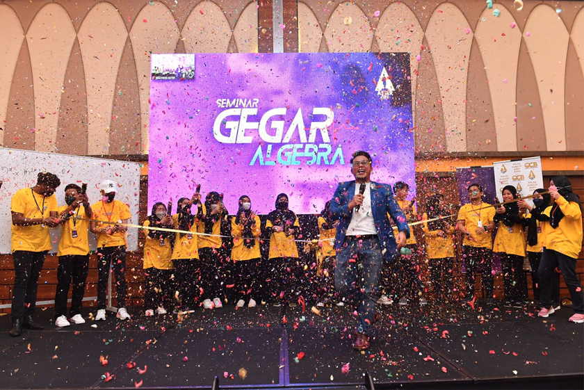 Pengarah Pusat Tuisyen Aster (PTA), Ra’fat Wajdy Muhammad ketika Majlis Pelancaran Program 'Exam Based Online Tuition’ menerusi Seminar Gegar Algebra di Ideal Convention Center Shah Alam (IDCC) pada Isnin.