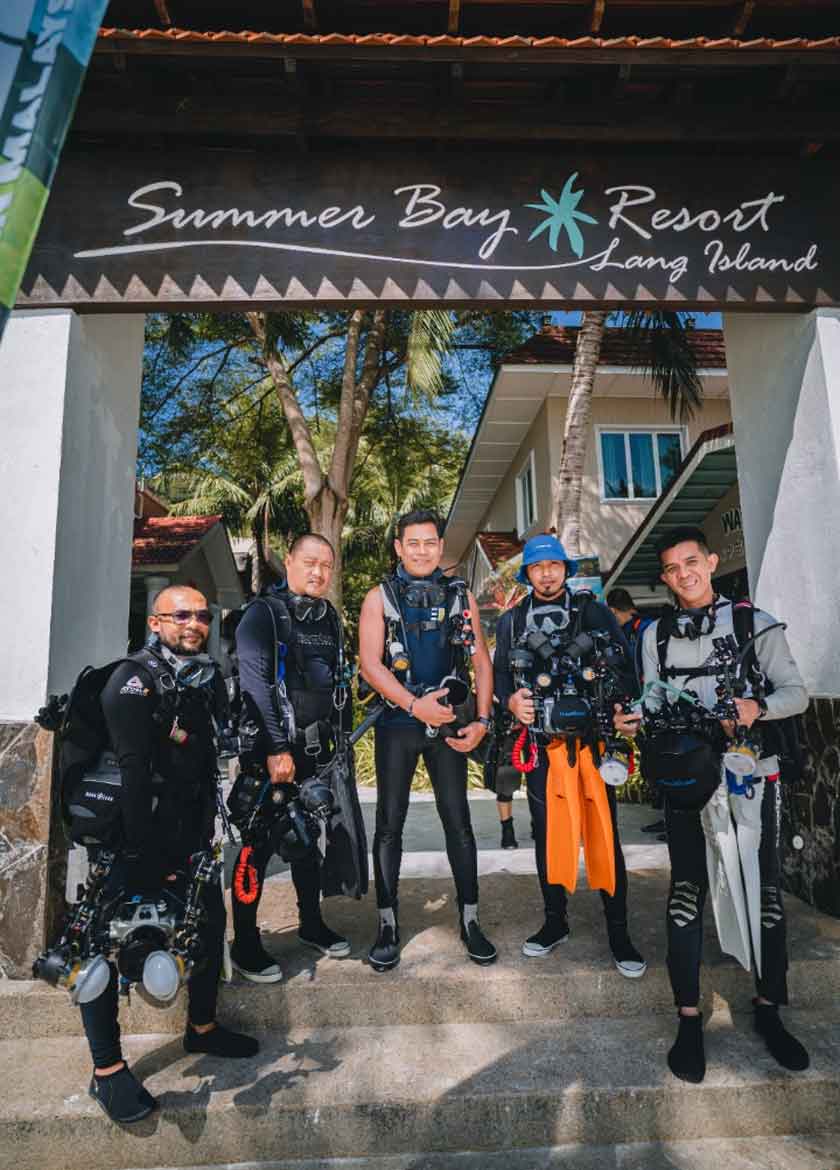 Jurukamera akan memastikan kamera mereka dalam keadaan baik sebelum turun ke dasar laut - Foto/PPTD