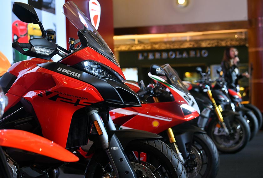 Enam motosikal Ducati diperkenalkan pada Pelancaran Ducati 2022 Malaysia Premier di Bangsar semalam - Urban Motard, Multistrada V2S, Panigale V2 Bayliss, Streetfighter V4SP, Streetfighter V2 dan 1100 Tribute Pro. -- fotoBERNAMA